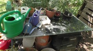 Schreibtisch als Gartenwerkbank zweckentfremdet